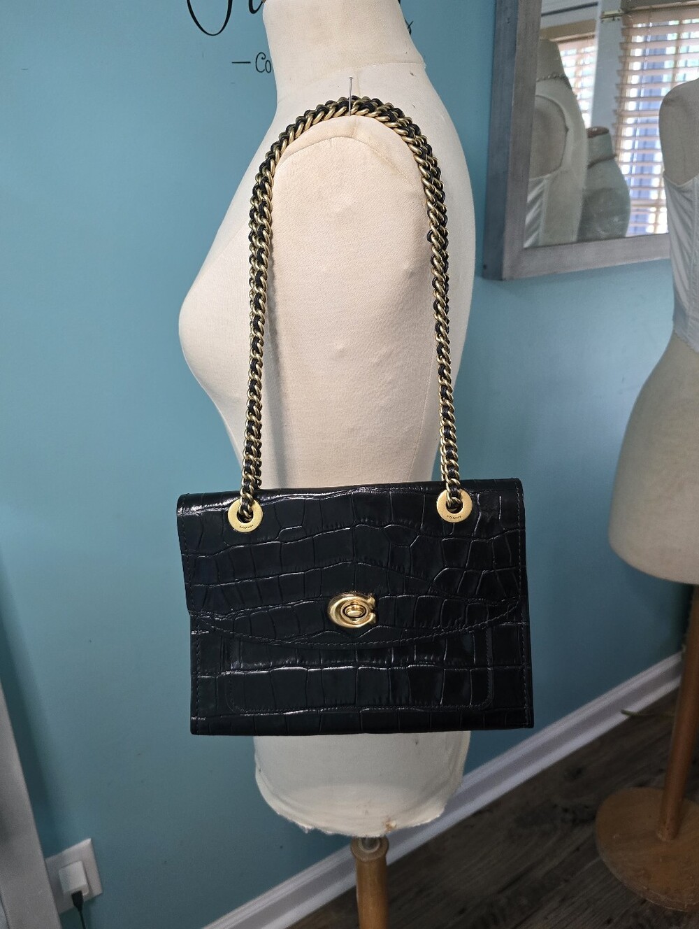 Chic Coach Parker Shoulder Bag with Black Croc-Embossed Chain and Gold Hardware